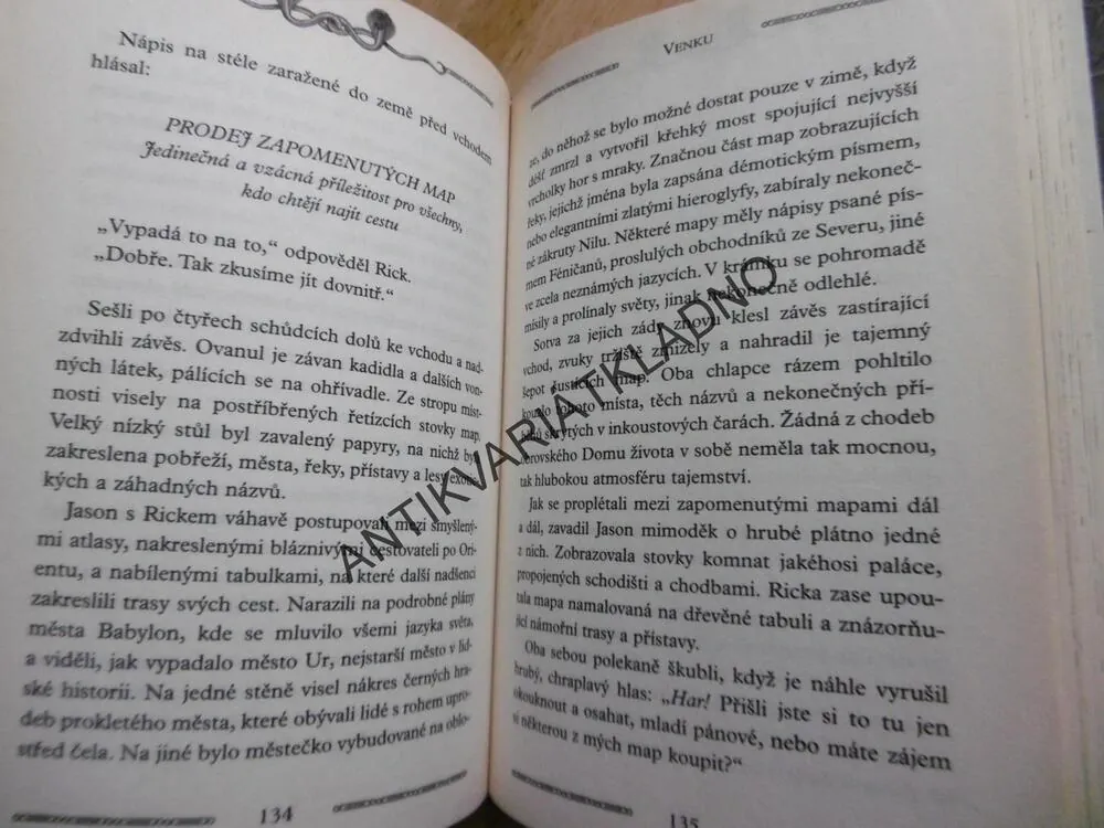 OBCHOD SE ZAPOMENUTÝMI MAPAMI, ULYSSES MOORE, **an