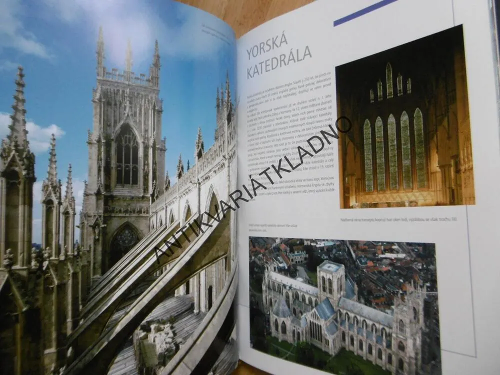 NEJKRÁSNĚJŠÍ KATEDRÁLY SVĚTA, EVA KORÉKGYARTO, **an