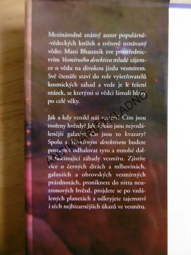 VESMÍRNÝ DETEKTIV, MANI BHAUMIK, **an