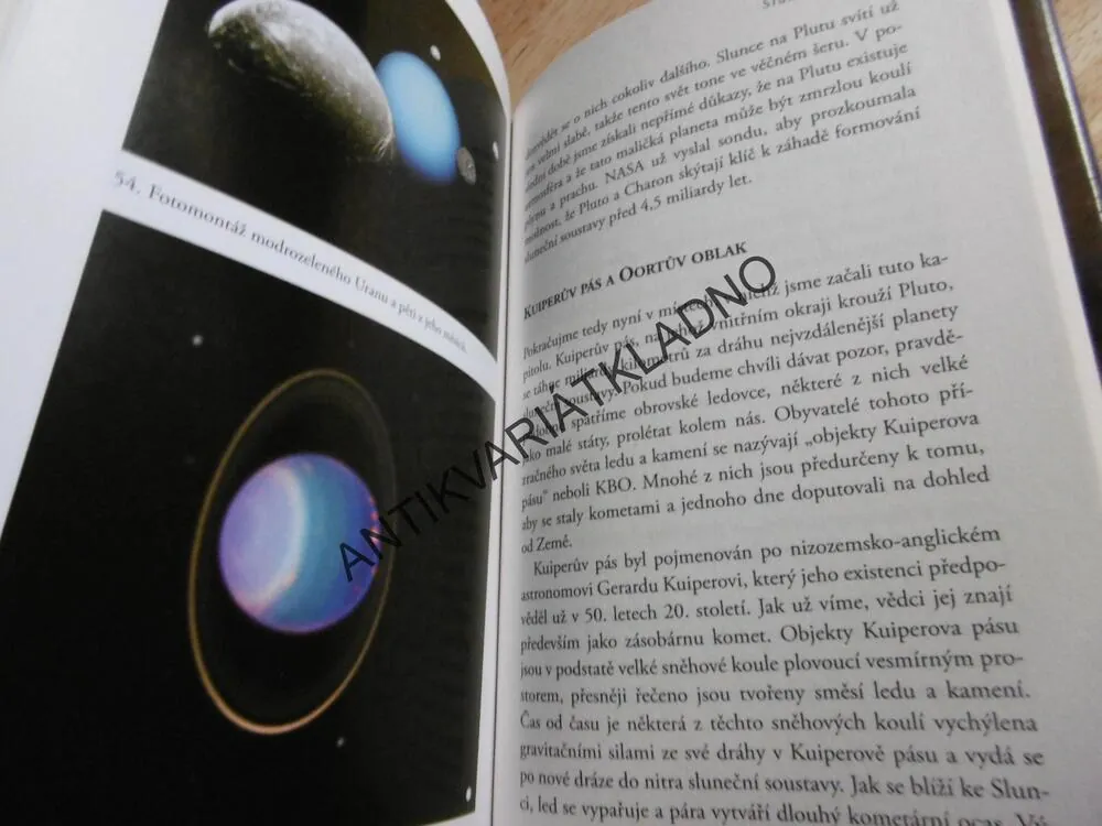 VESMÍRNÝ DETEKTIV, MANI BHAUMIK, **an