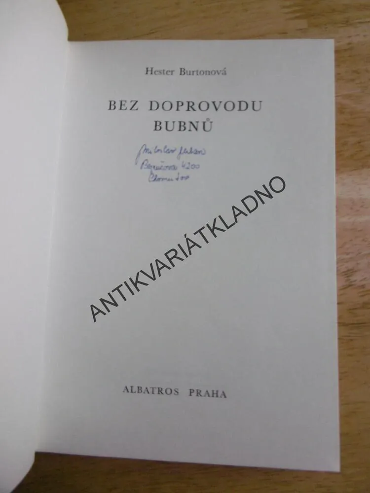 KOD 148- BEZ DOPROVODU BUBNŮ, HESTER BURTONOVÁ, **an