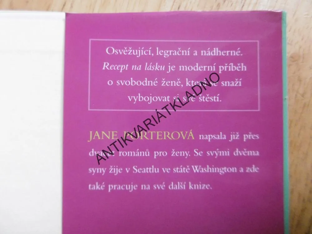 BELINDA JONESOVÁ, AKADEMIE LÁSKY, **an