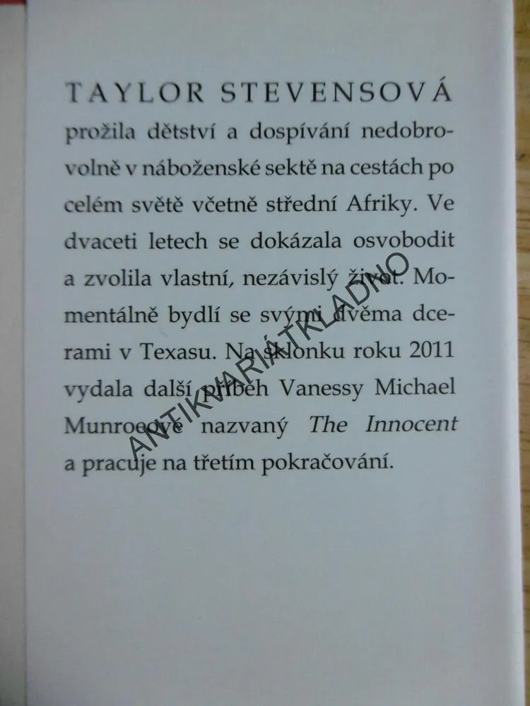 LOVKYNĚ INFORMACÍ, TAYLOR STEVENSOVÁ, **an