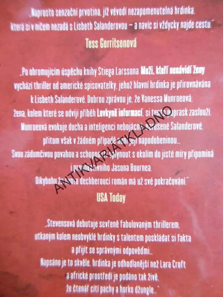 LOVKYNĚ INFORMACÍ, TAYLOR STEVENSOVÁ, **an