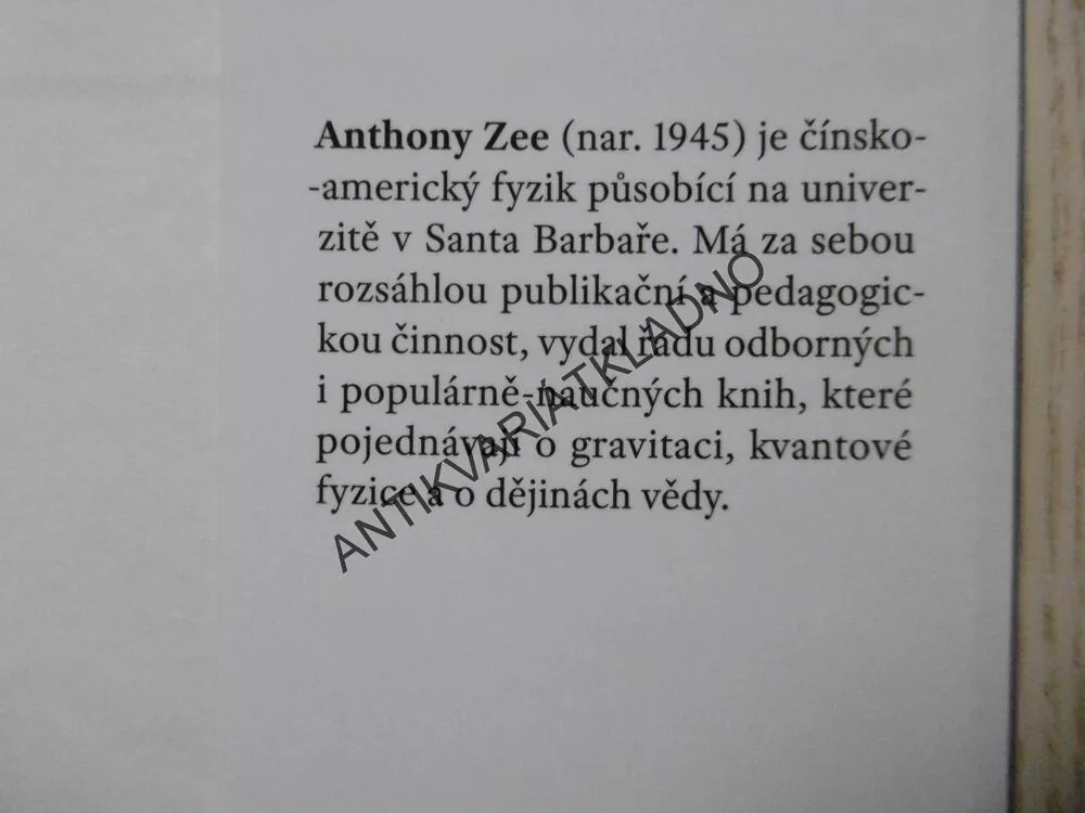 O GRAVITACI, ANTHONY ZEE, **an