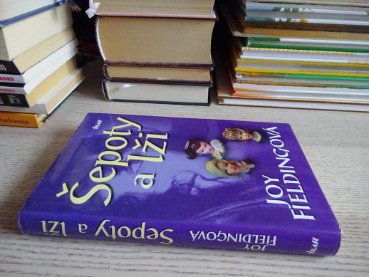 ŠEPOTY A LŽI, JOY FIELDINGOVÁ, **an