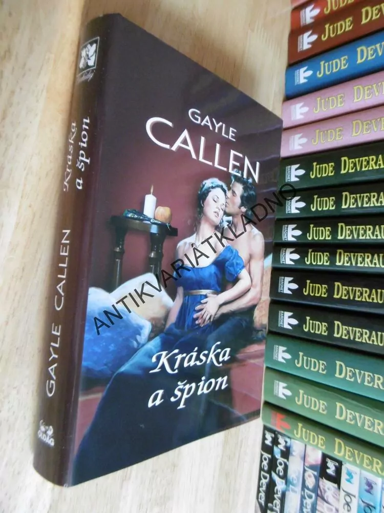 KRÁSKA A ŠPION, GAYLE CALLEN