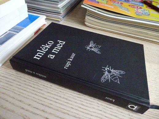 MLÉKO A MED, RUPI KAUR, **an