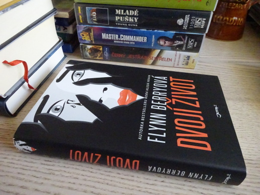 DVOJÍ ŽIVOT, FLYNN BERRYOVÁ, **an