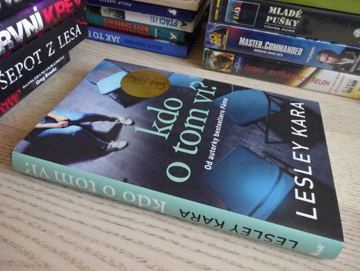 KDO O TOM VÍ?, LESLEY KARA, **an