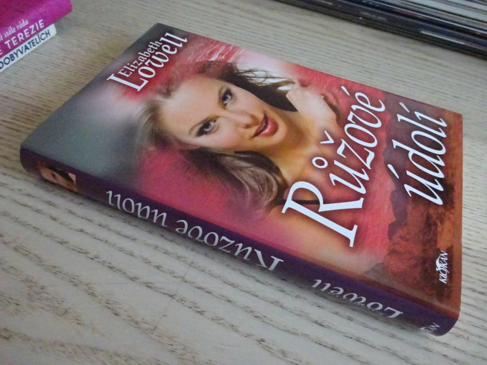 RŮŽOVÉ ÚDOLÍ, ELIZABETH LOWELLOVÁ, **an