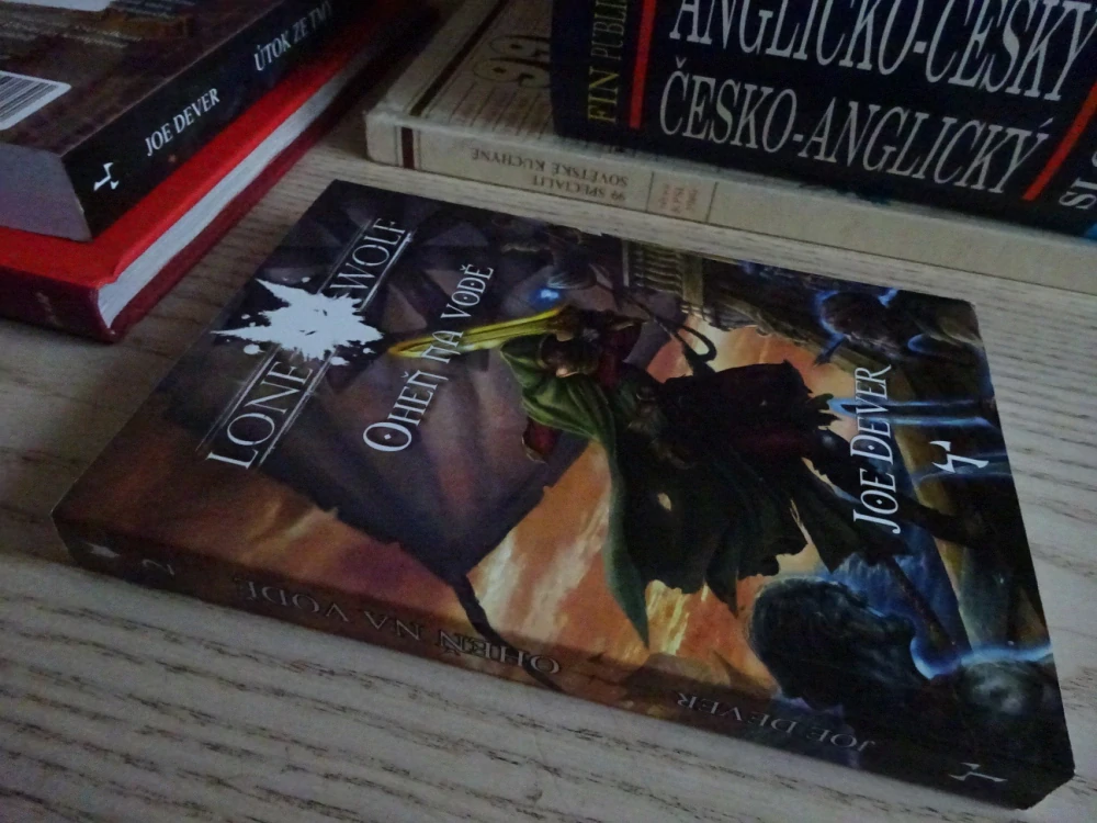 LONE WOLF 2.- OHEŇ NA VODĚ, JOE DEVER, **an
