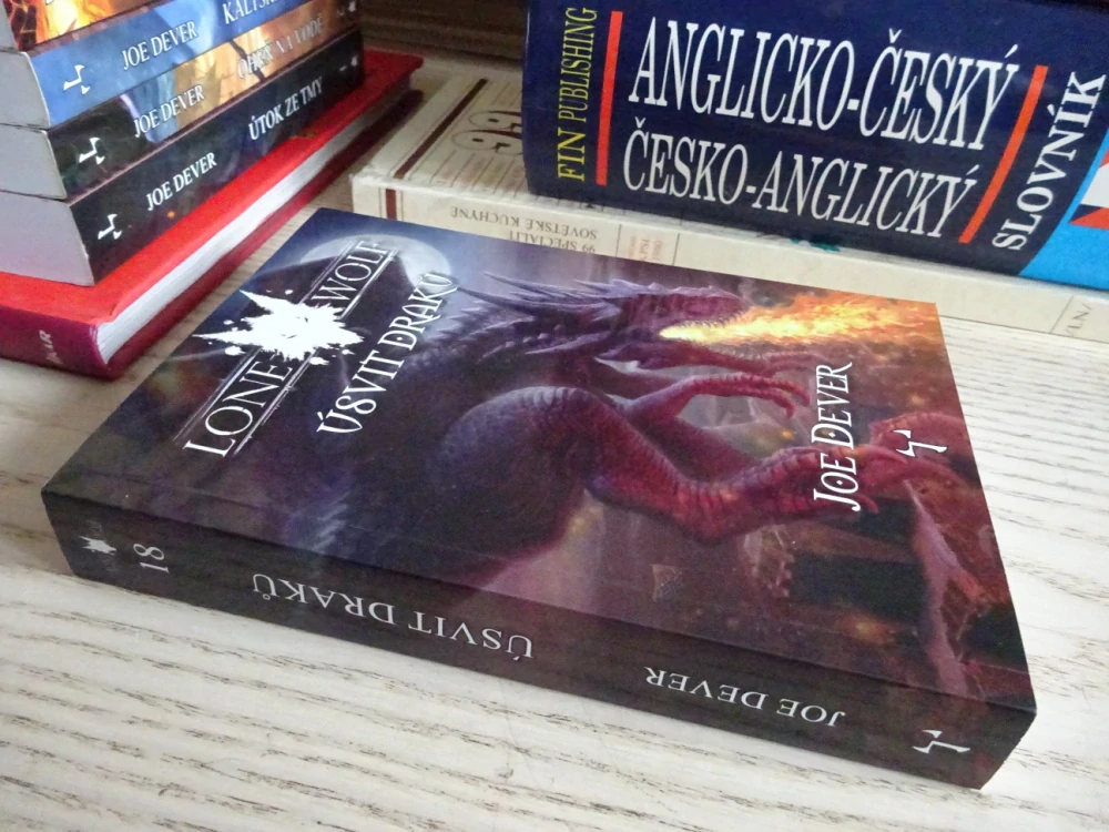 LONE WOLF 18.- ÚSVIT DRAKŮ, JOE DEVER, **an