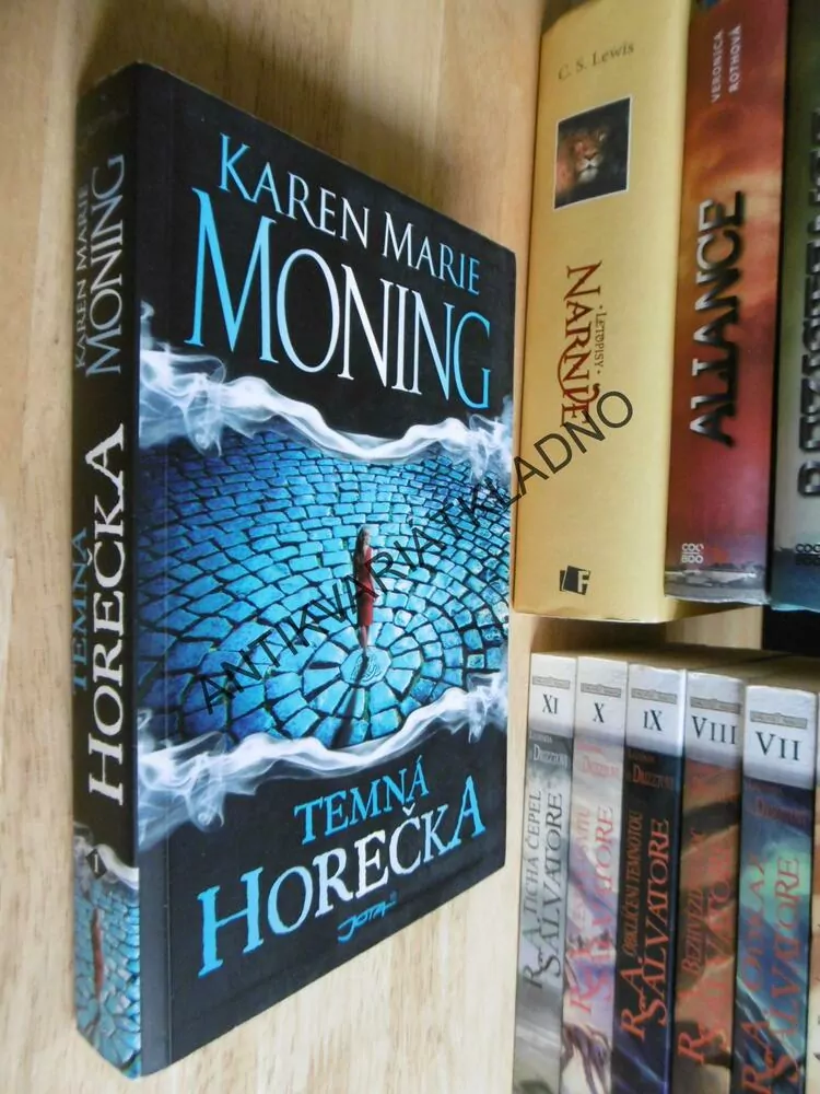 TEMNÁ HOREČKA, KAREN MARIE MONING,