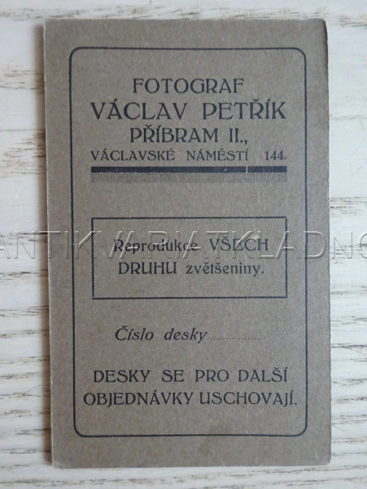 MUŽ, OBLEK, FOTOKABINETKA