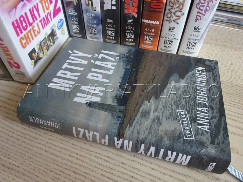 MRTVÝ NA PLÁŽI, ANNA JOHANNSEN, **an