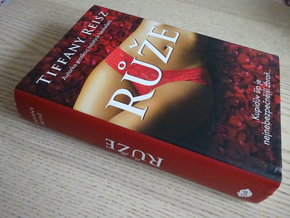 RŮŽE, TIFFANY REISZ, **an