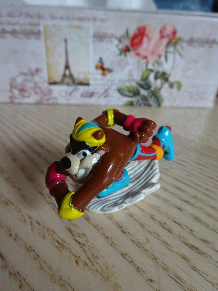 FIGURKA KINDER - TAZ, TASMÁNSKÝ ČERT, KOLEČKOVÉ BRUSLE