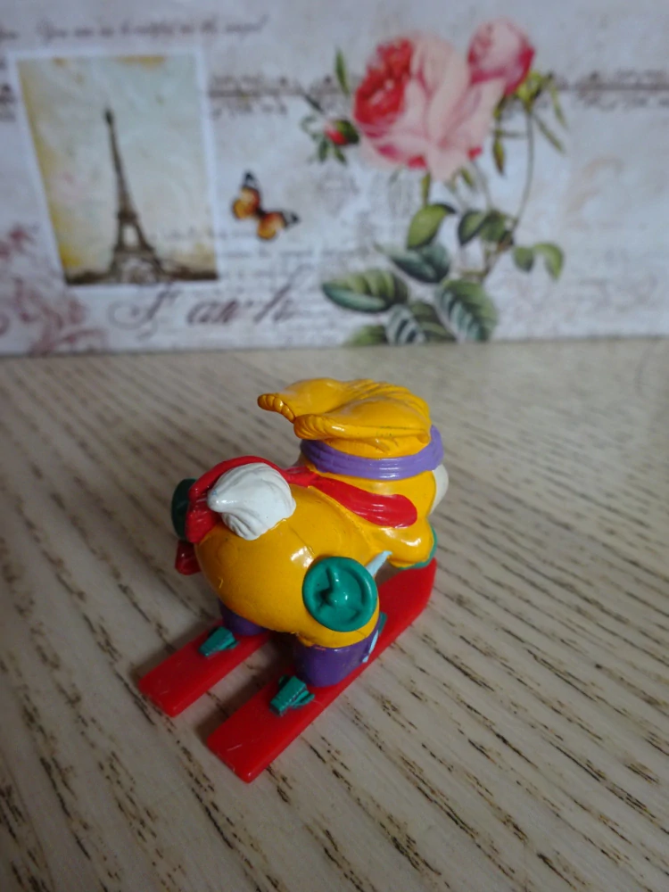 FIGURKA KINDER - KRÁLÍK NA LYŽÍCH