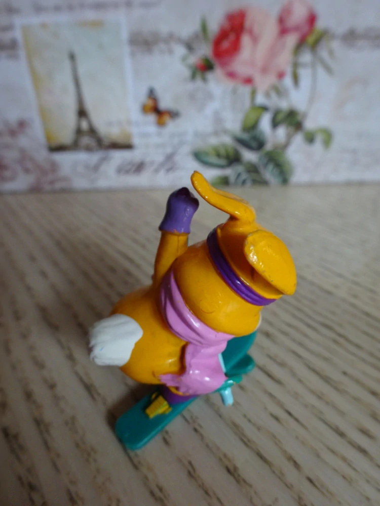 FIGURKA KINDER - KRÁLÍK NA LYŽÍCH