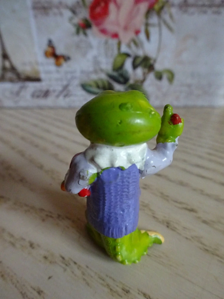 FIGURKA KINDER - KROKODÝL, UČITELKA, PRAVÍTKO, KNIHA
