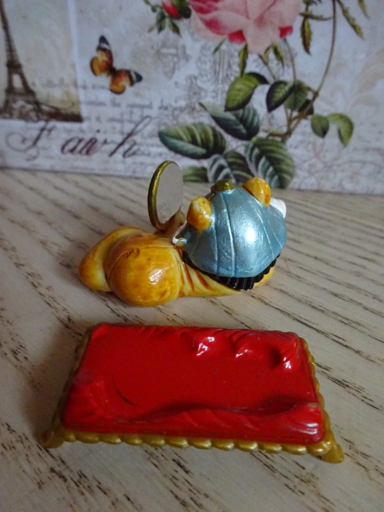 FIGURKA KINDER - KOČKA KLEOPATRA