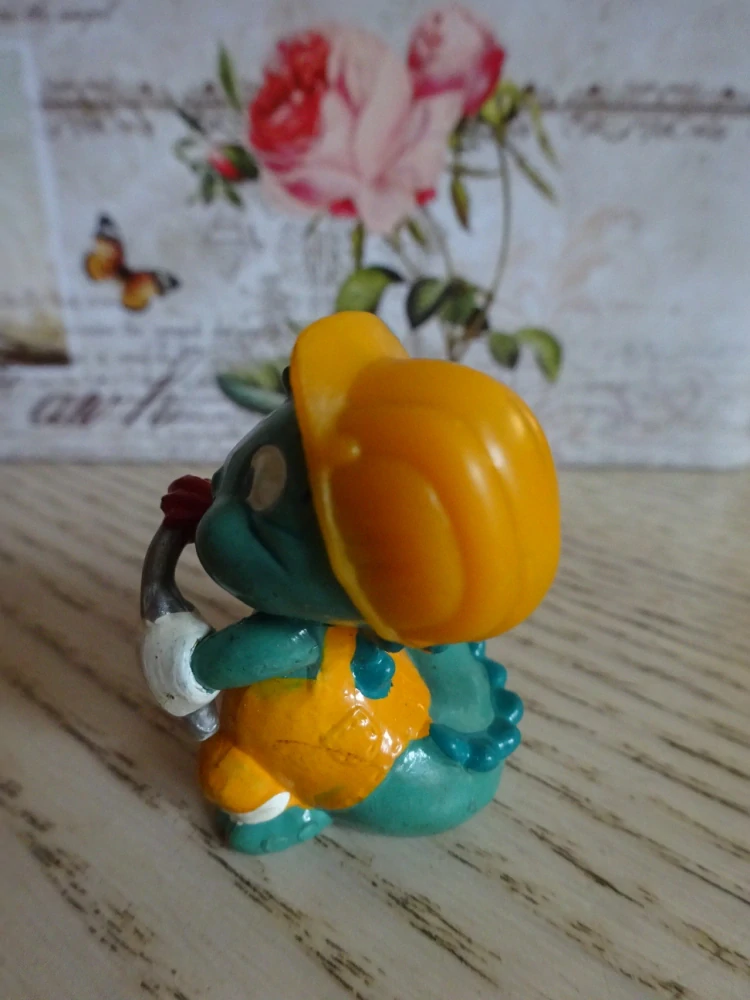 FIGURKA KINDER - DRÁČEK STAVAŘ, INSTALATÉR