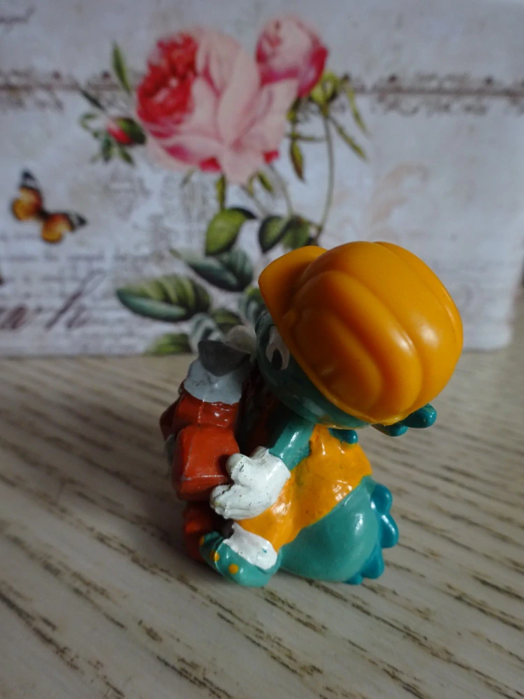 FIGURKA KINDER - DRÁČEK STAVAŘ, CIHLY