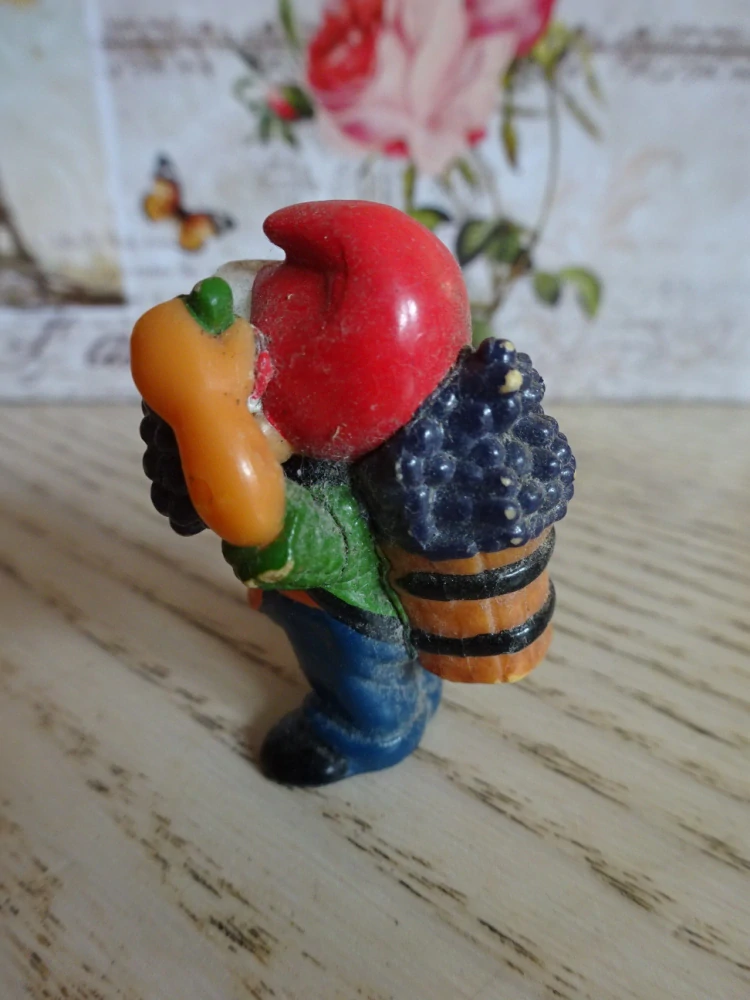 FIGURKA KINDER - TRPASLÍK VINAŘ, VÍNO