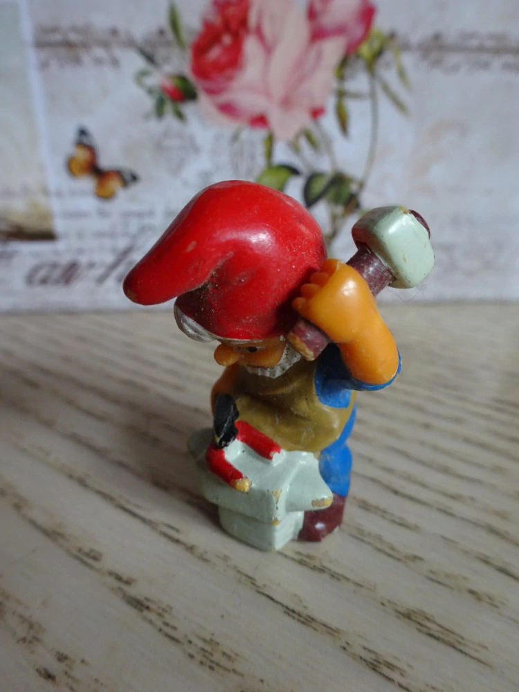 FIGURKA KINDER - TRPASLÍK KOVÁŘ, PODKOVA