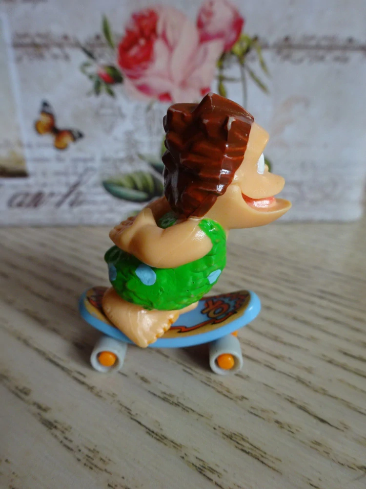 FIGURKA KINDER - NEANDERTÁLEC NA SKATEBOARDU, SKATEBOARD