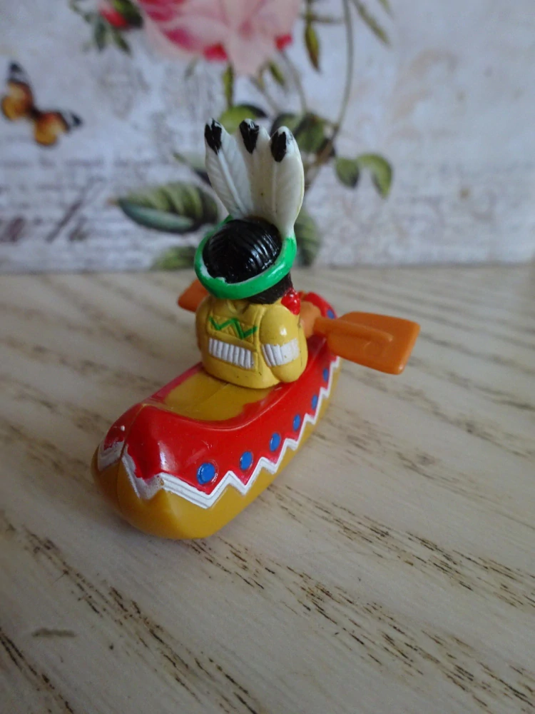 FIGURKA - INDIÁN V KAJAKU