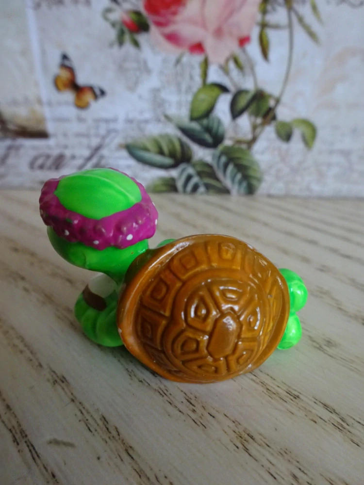 FIGURKA KINDER - ŽELVA S DRINKEM