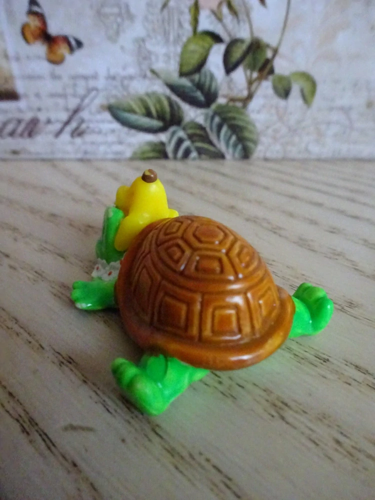 FIGURKA KINDER - ŽELVA BANÁNOVOU ŠLUPKOU NA HLAVĚ