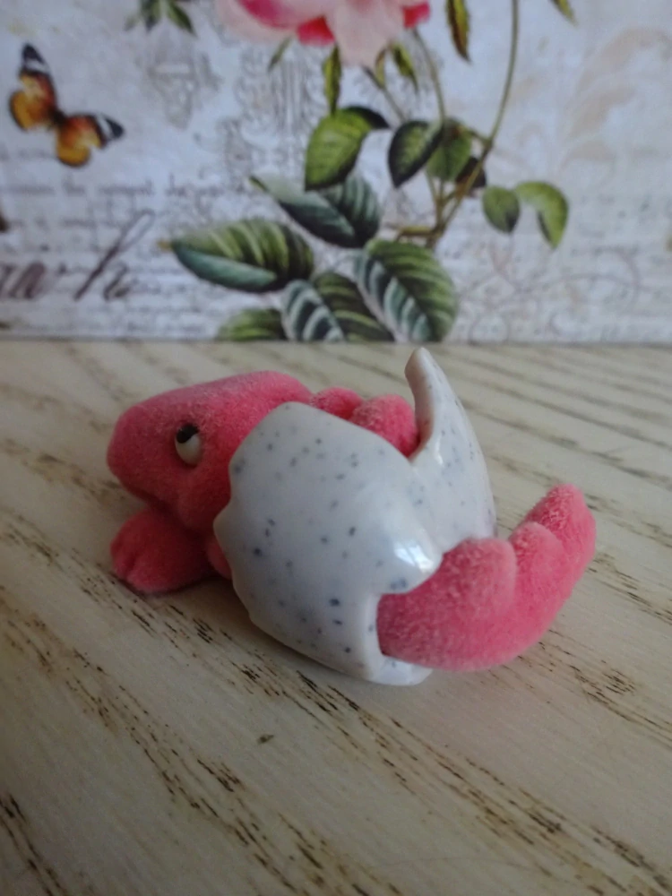 FIGURKA KINDER - PLYŠOVÝ DINOSAURUS VE VAJÍČKU, DINO