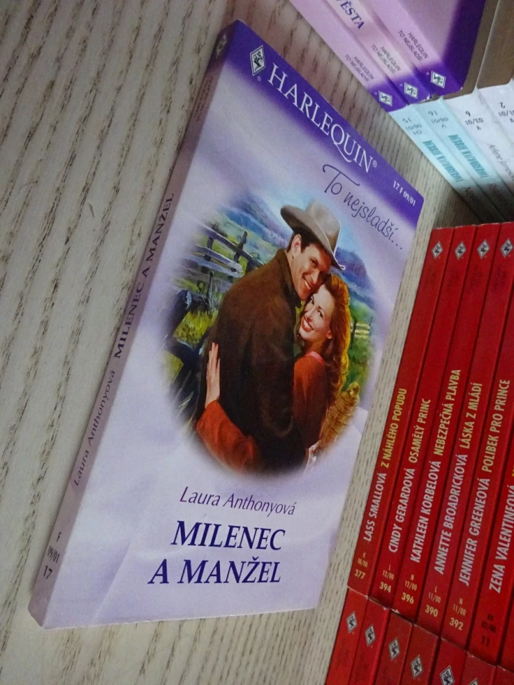 MILENEC A MANŽEL, LAURA ANTHONYOVÁ, **an