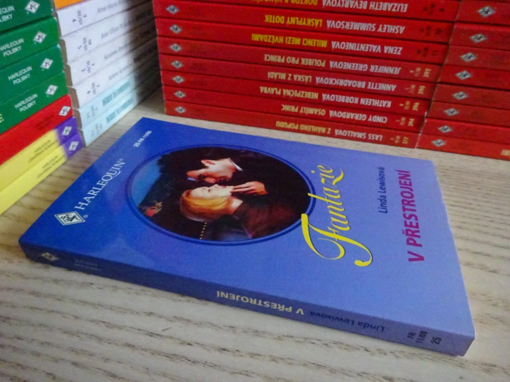 V PŘESTROJENÍ, LINDA LEWISOVÁ, **an