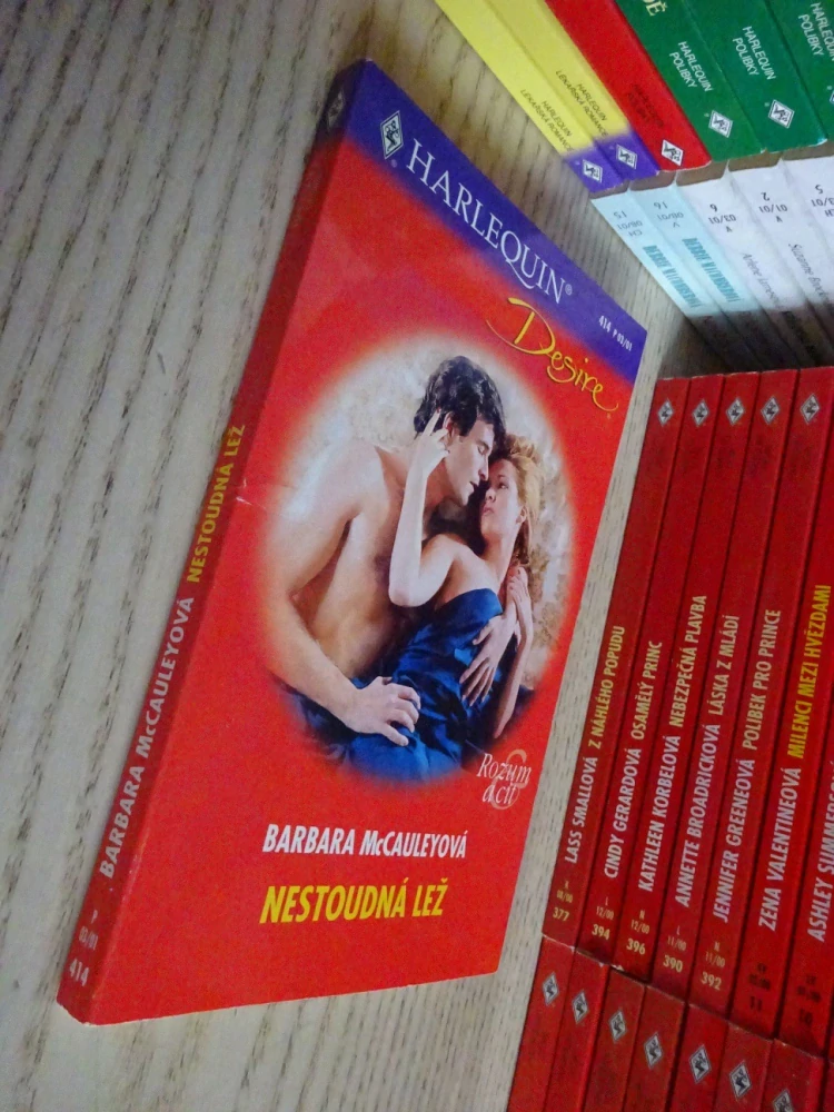 NESTOUDNÁ LEŽ, BARBARA MCCAULEYOVÁ, **an