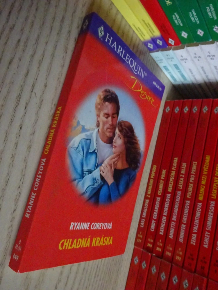 CHLADNÁ KRÁSA, RYANNE COREYOVÁ, **an