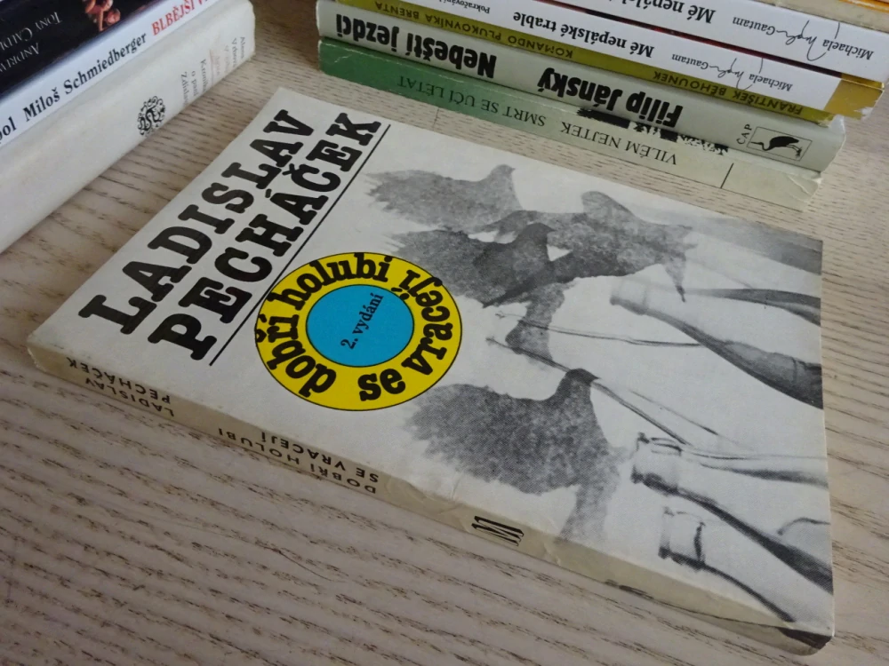 DOBŘÍ HOLUBI SE VRACEJÍ, LADISLAV PECHÁČEK, **an
