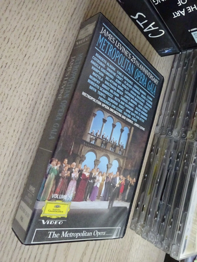 METROPOLITNÍ OPERA: JAMES LEVINE'S 25TH ANNIVERSARY GALA, OPERA, VHS HUDBA