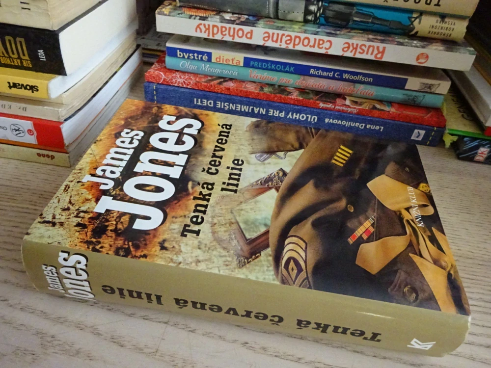 TENKÁ ČERVENÁ LINIE, JAMES JONES, **an