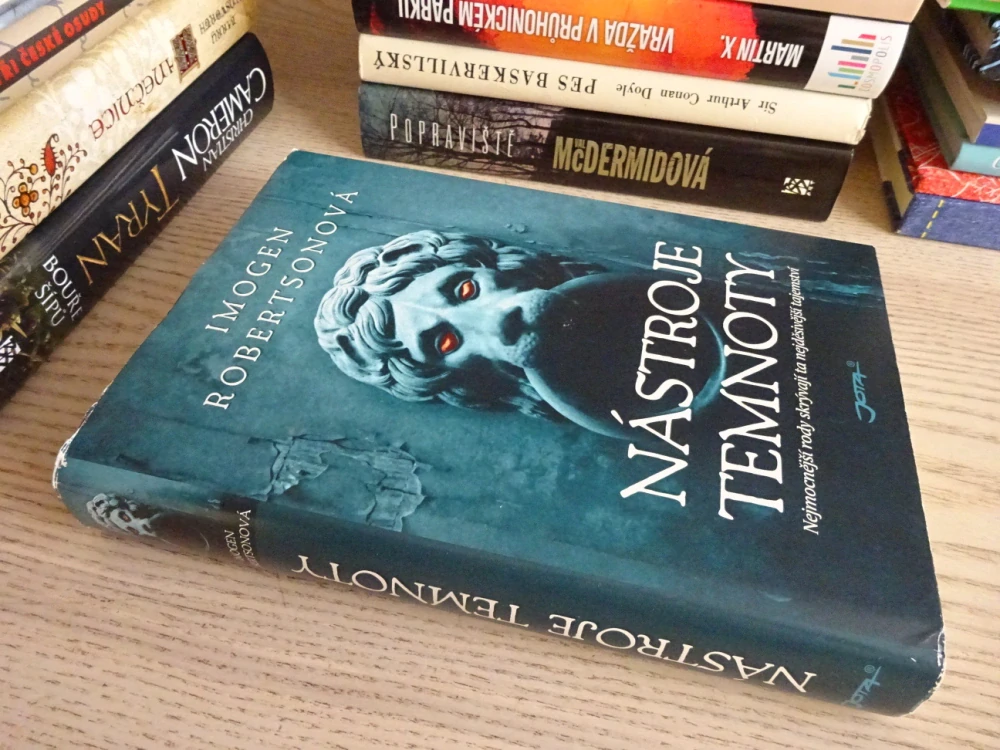 NÁSTROJE TEMNOTY, IMOGEN ROBERTSONOVÁ, **an