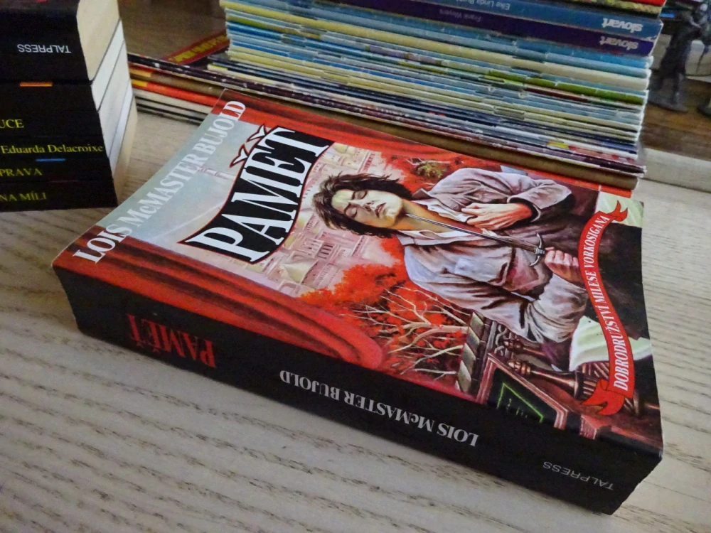 PAMĚŤ, LOIS MCMASTER BUJOLD, **an