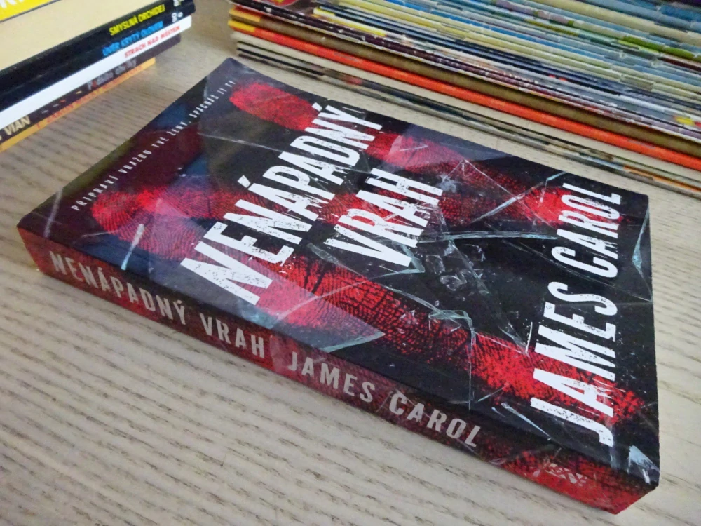 NENÁPADNÝ VRAH, JAMES CAROL, **an