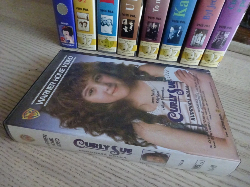 KUDRNATÁ HOLKA, VHS VIDEOKAZETA