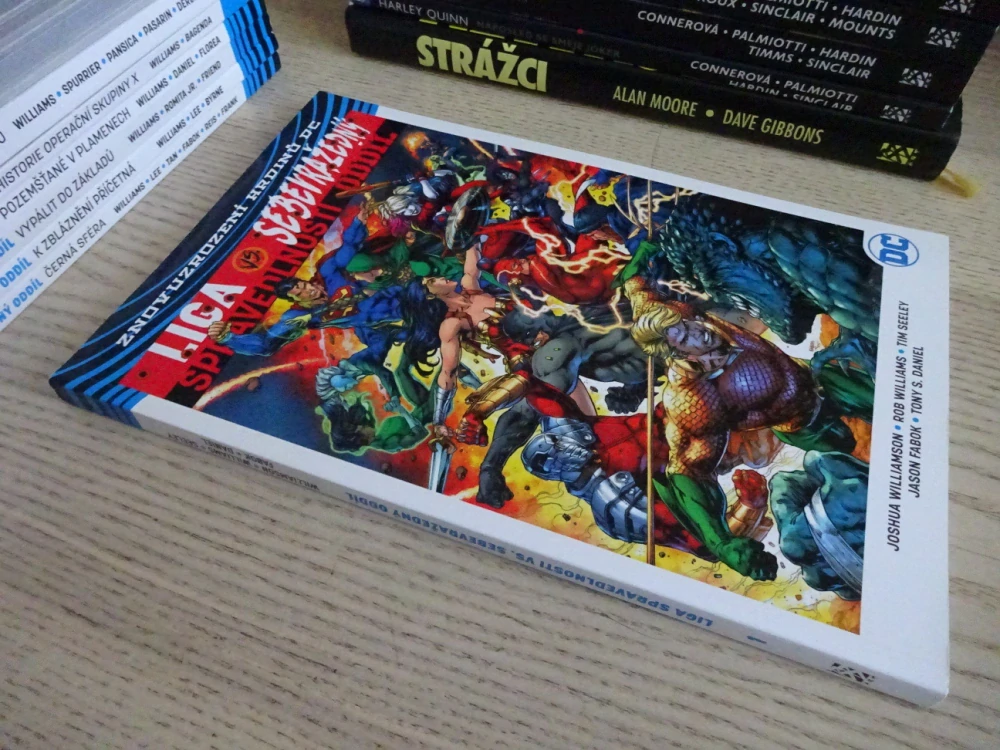 LIGA SPRAVEDLNOSTI VS. SEBEVRAŽEDNÝ ODDÍL, KOMIKS DC COMICS, **an