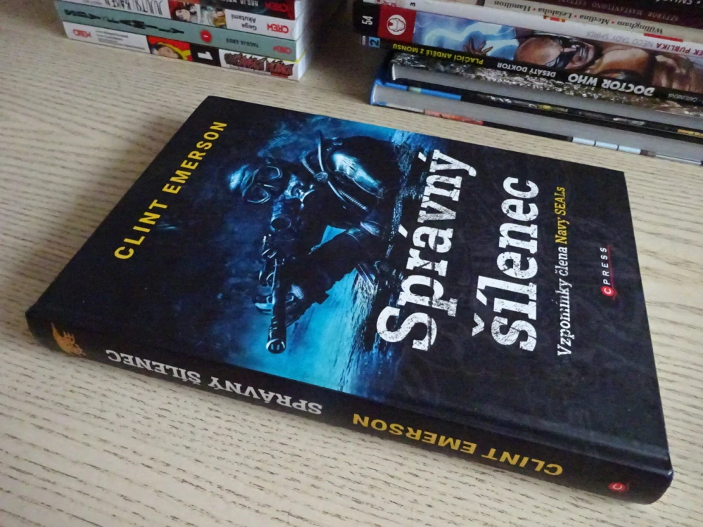 SPRÁVNÝ ŠÍLENEC, CLINT EMERSON, **an