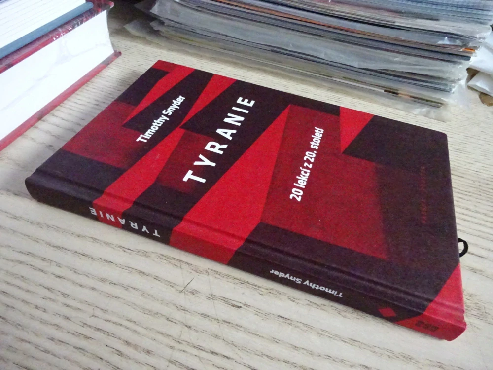 TYRANIE, TIMOTHY SNYDER, **an