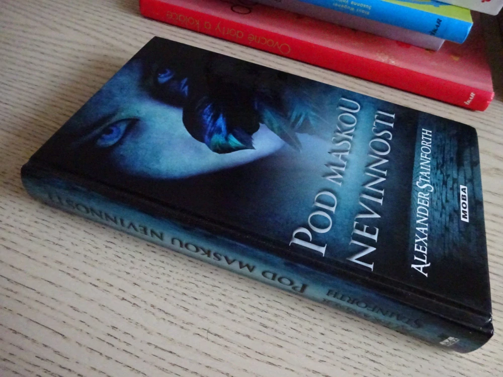 POD MASKOU NEVINNOSTI, ALEXANDER STAINFORTH, **an